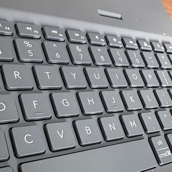 Logitech - Gray Keyboard Folio - Picture 5 of 7